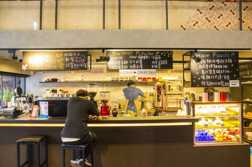 【吃喝.台北】松山下午茶/O.L.O CAFÉ~亞洲唯一Hotels.com聯名咖啡館/輕食咖啡,禮賓大使Bellbug巴哥萌狗陪你用餐