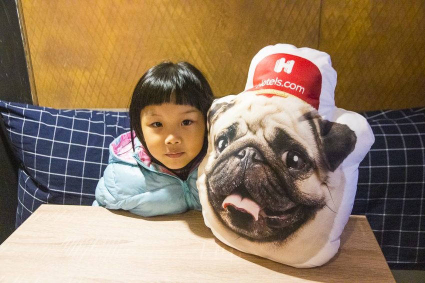 【吃喝.台北】松山下午茶/O.L.O CAFÉ~亞洲唯一Hotels.com聯名咖啡館/輕食咖啡,禮賓大使Bellbug巴哥萌狗陪你用餐