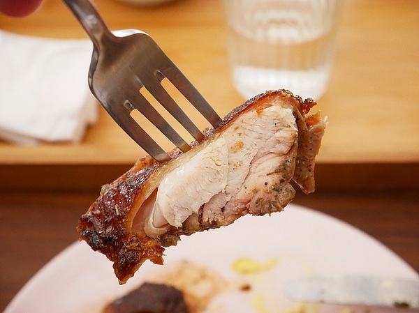 O.L.O CAFE:O.L.O CAFE-松山下午茶、輕食咖啡 Hotels.com聯名台北東旅 打造Bellpug主題咖啡館 讓萌萌的Bellpug陪你一整天