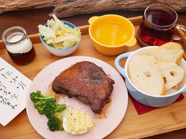 O.L.O CAFE:O.L.O CAFE-松山下午茶、輕食咖啡 Hotels.com聯名台北東旅 打造Bellpug主題咖啡館 讓萌萌的Bellpug陪你一整天