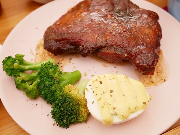 O.L.O CAFE:O.L.O CAFE-松山下午茶、輕食咖啡 Hotels.com聯名台北東旅 打造Bellpug主題咖啡館 讓萌萌的Bellpug陪你一整天