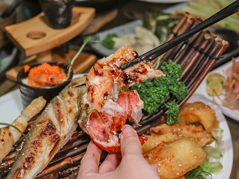 名古屋料亭中正店,鮭魚握壽司、花蟹鍋吃到飽。