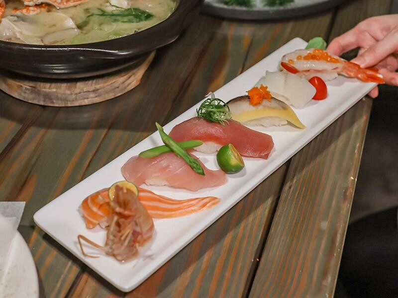 名古屋料亭中正店,鮭魚握壽司、花蟹鍋吃到飽。