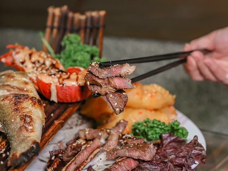 名古屋料亭中正店,鮭魚握壽司、花蟹鍋吃到飽。