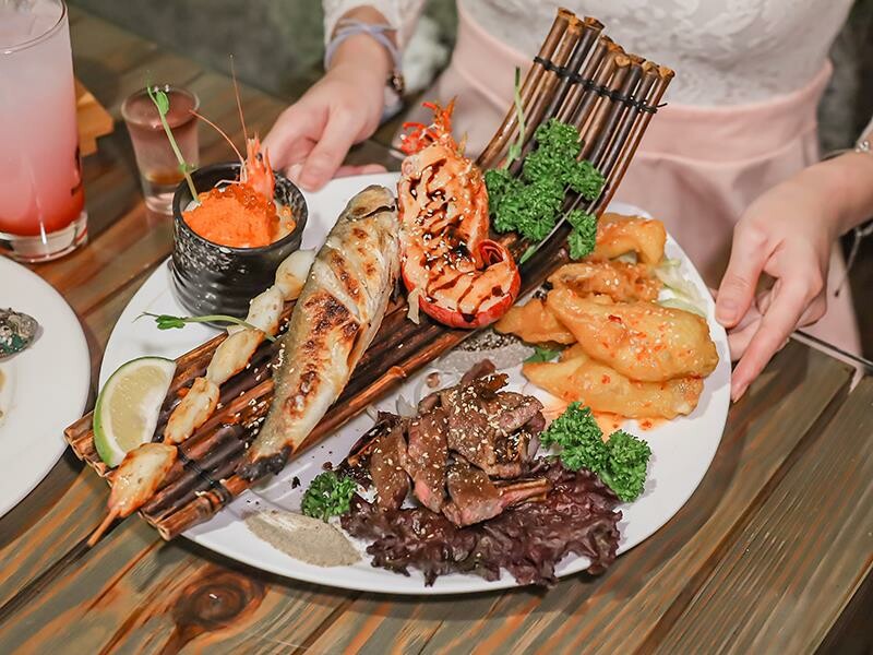 名古屋料亭中正店,鮭魚握壽司、花蟹鍋吃到飽。