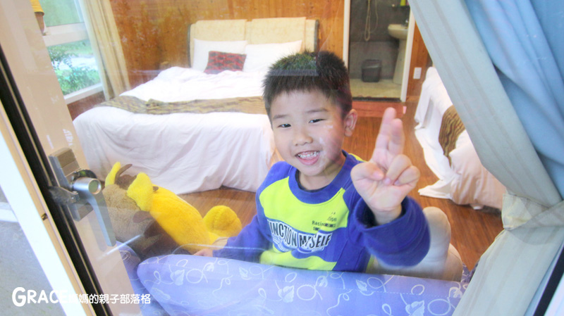 北部親子景點宜蘭-橫山頭休閒農業區-鳳凰宿甲蟲生態民宿-大自然教室-看甲蟲竹節蟲-生態導覽-夜宿小木屋-手作DIY檜木鑰匙圈-grace媽媽  (34).jpg