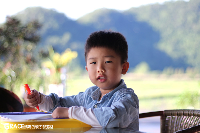 北部親子景點宜蘭-橫山頭休閒農業區-鳳凰宿甲蟲生態民宿-大自然教室-看甲蟲竹節蟲-生態導覽-夜宿小木屋-手作DIY檜木鑰匙圈-grace媽媽  (40).jpg