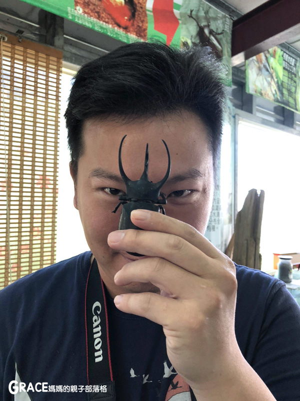 北部親子景點宜蘭-橫山頭休閒農業區-鳳凰宿甲蟲生態民宿-大自然教室-看甲蟲竹節蟲-生態導覽-夜宿小木屋-手作DIY檜木鑰匙圈-grace媽媽  (12).jpg