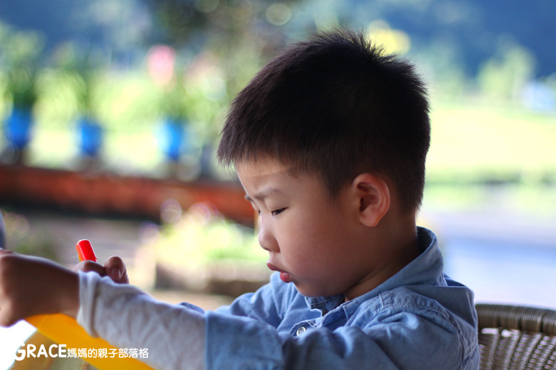 北部親子景點宜蘭-橫山頭休閒農業區-鳳凰宿甲蟲生態民宿-大自然教室-看甲蟲竹節蟲-生態導覽-夜宿小木屋-手作DIY檜木鑰匙圈-grace媽媽  (39).jpg