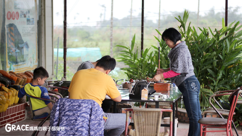 北部親子景點宜蘭-橫山頭休閒農業區-鳳凰宿甲蟲生態民宿-大自然教室-看甲蟲竹節蟲-生態導覽-夜宿小木屋-手作DIY檜木鑰匙圈-grace媽媽  (18).jpg