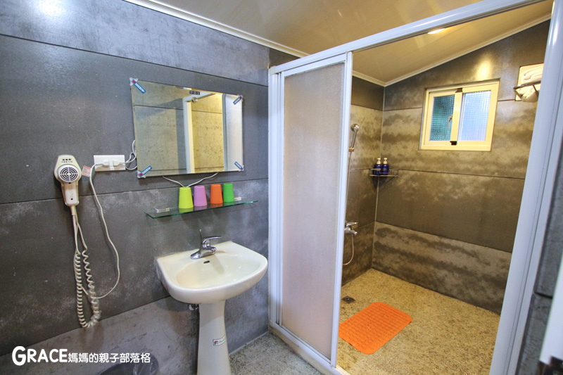 北部親子景點宜蘭-橫山頭休閒農業區-鳳凰宿甲蟲生態民宿-大自然教室-看甲蟲竹節蟲-生態導覽-夜宿小木屋-手作DIY檜木鑰匙圈-grace媽媽  (33).jpg