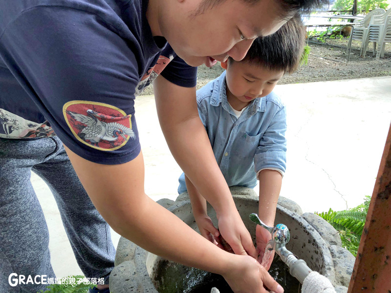 北部親子景點宜蘭-橫山頭休閒農業區-橫山頭食農2日遊-蘭城花事休閒農場-全天行程-園區生態導覽-網撈無郭魚-漂流木花藝DIY-4人以上可以野炊焢窯烤雞烤地瓜-有機花草茶-grace媽媽 (3).jpg 北部親子景點宜蘭-橫山頭休閒農業區-橫山頭食農2日遊-蘭城花事休閒農場-全天行程-園區生態導覽-網撈無郭魚-漂流木花藝DIY-4人以上可以野炊焢窯烤雞烤地瓜-有機花草茶-grace媽媽 (3).jpg