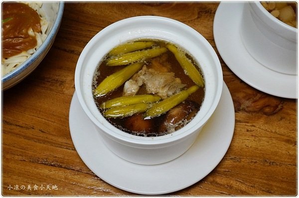 加坐麵店:台中北區』加坐麵店║星空下溫馨風格空間,創新麻婆辣麵、雙醬麵、顛覆傳統的麵食新食感!