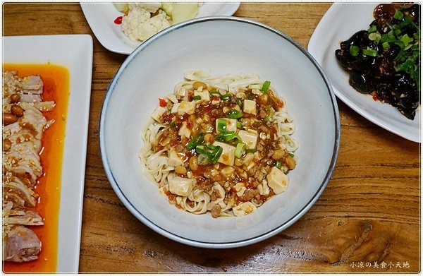 加坐麵店:台中北區』加坐麵店║星空下溫馨風格空間,創新麻婆辣麵、雙醬麵、顛覆傳統的麵食新食感!