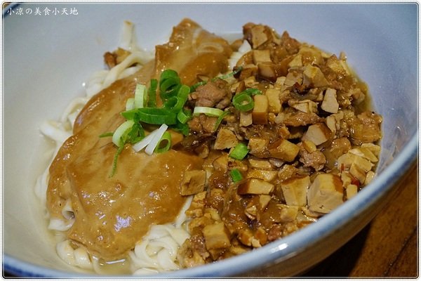 加坐麵店:台中北區』加坐麵店║星空下溫馨風格空間,創新麻婆辣麵、雙醬麵、顛覆傳統的麵食新食感!