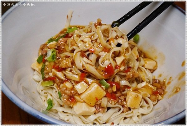 加坐麵店:台中北區』加坐麵店║星空下溫馨風格空間,創新麻婆辣麵、雙醬麵、顛覆傳統的麵食新食感!