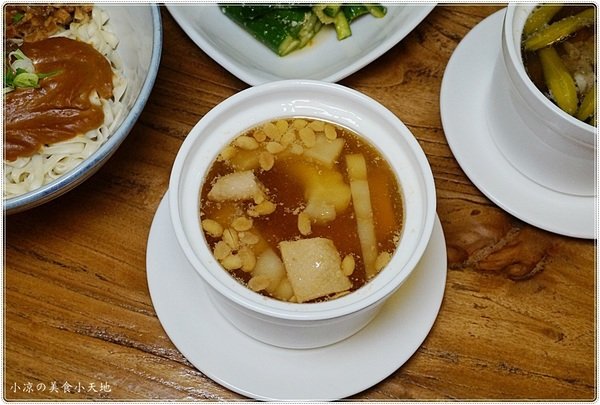 加坐麵店:台中北區』加坐麵店║星空下溫馨風格空間,創新麻婆辣麵、雙醬麵、顛覆傳統的麵食新食感!