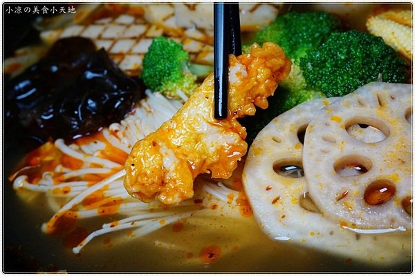 加坐麵店：台中北區』加坐麵店║星空下溫馨風格空間，創新麻婆辣麵、雙醬麵、顛覆傳統的麵食新食感!