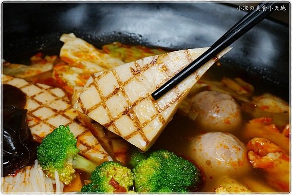 加坐麵店:台中北區』加坐麵店║星空下溫馨風格空間,創新麻婆辣麵、雙醬麵、顛覆傳統的麵食新食感!