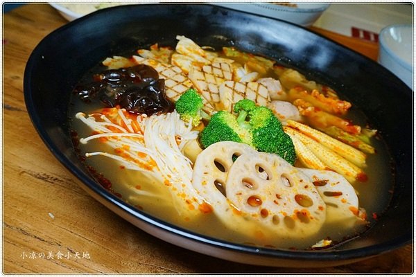 加坐麵店:台中北區』加坐麵店║星空下溫馨風格空間,創新麻婆辣麵、雙醬麵、顛覆傳統的麵食新食感!