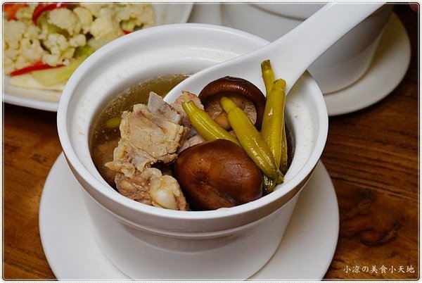 加坐麵店:台中北區』加坐麵店║星空下溫馨風格空間,創新麻婆辣麵、雙醬麵、顛覆傳統的麵食新食感!