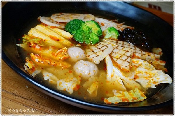 加坐麵店:台中北區』加坐麵店║星空下溫馨風格空間,創新麻婆辣麵、雙醬麵、顛覆傳統的麵食新食感!