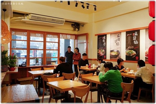 加坐麵店:台中北區』加坐麵店║星空下溫馨風格空間,創新麻婆辣麵、雙醬麵、顛覆傳統的麵食新食感!