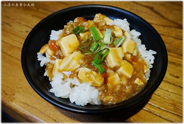 加坐麵店:台中北區』加坐麵店║星空下溫馨風格空間,創新麻婆辣麵、雙醬麵、顛覆傳統的麵食新食感!