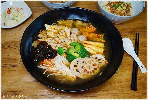 加坐麵店:台中北區』加坐麵店║星空下溫馨風格空間,創新麻婆辣麵、雙醬麵、顛覆傳統的麵食新食感!