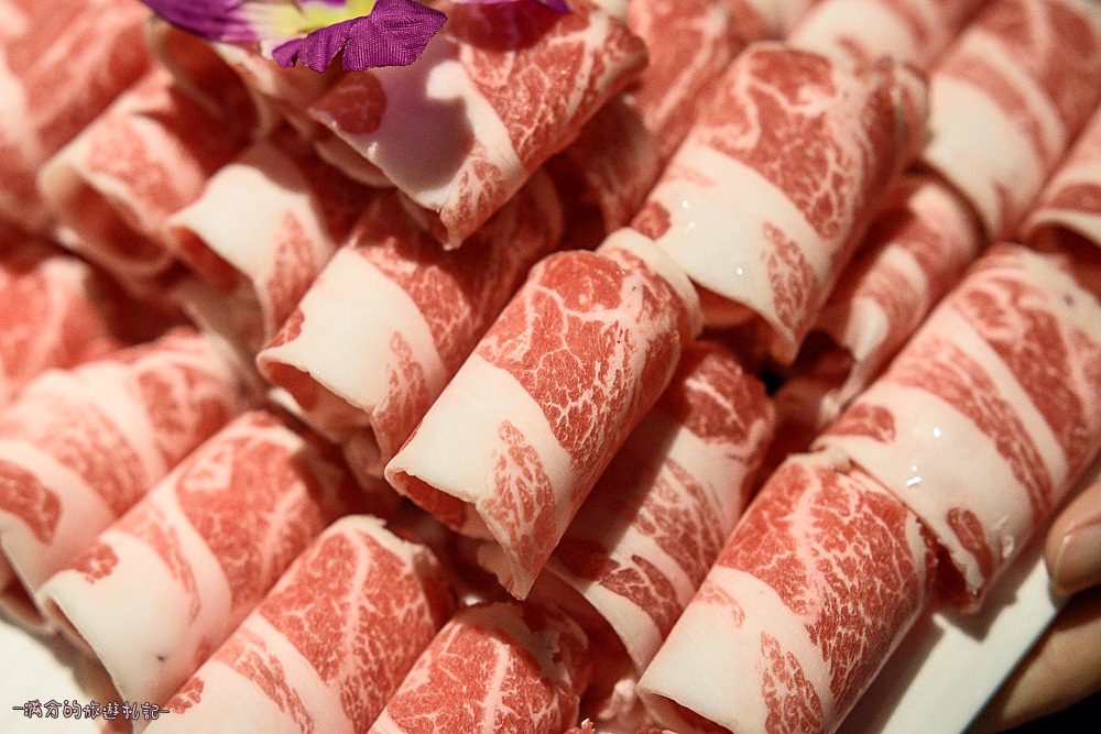 台北大安火鍋》鍋台銘x黑毛和牛頂級鍋物 臉盆大的海鮮拼盤 平價高等級肉品 兼具美味及服務的鍋物品牌 - 滿分的旅遊札記