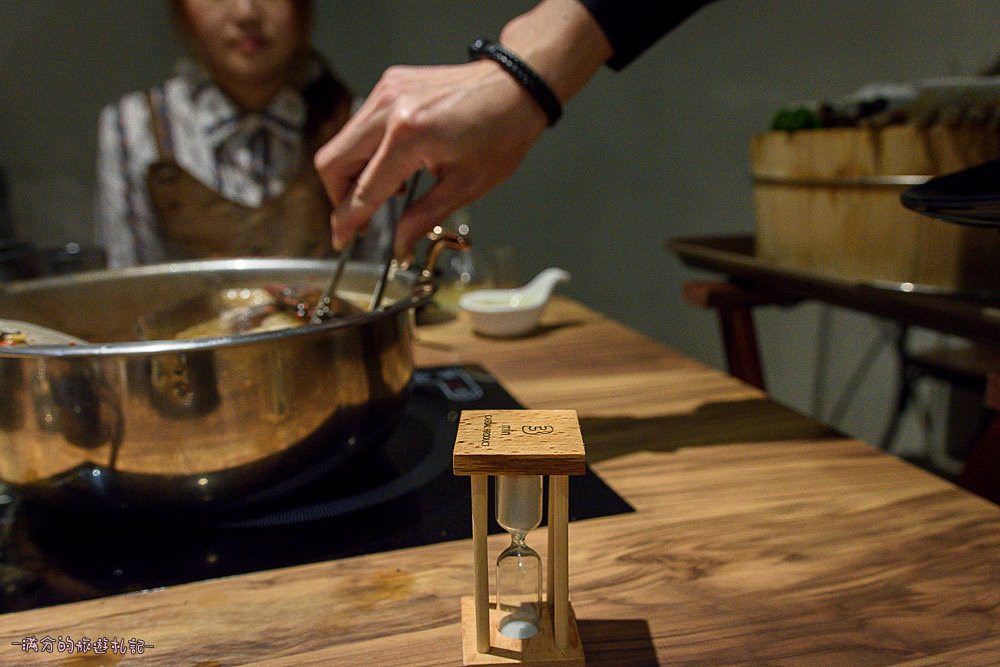 台北大安火鍋》鍋台銘x黑毛和牛頂級鍋物 臉盆大的海鮮拼盤 平價高等級肉品 兼具美味及服務的鍋物品牌 - 滿分的旅遊札記