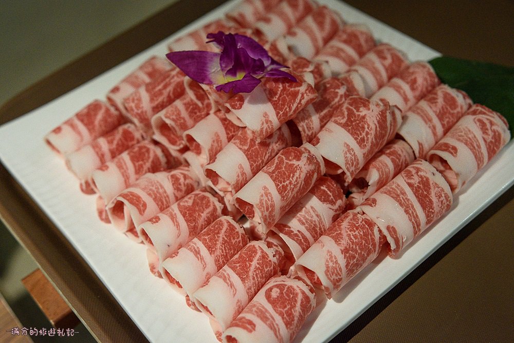 台北大安火鍋》鍋台銘x黑毛和牛頂級鍋物 臉盆大的海鮮拼盤 平價高等級肉品 兼具美味及服務的鍋物品牌 - 滿分的旅遊札記