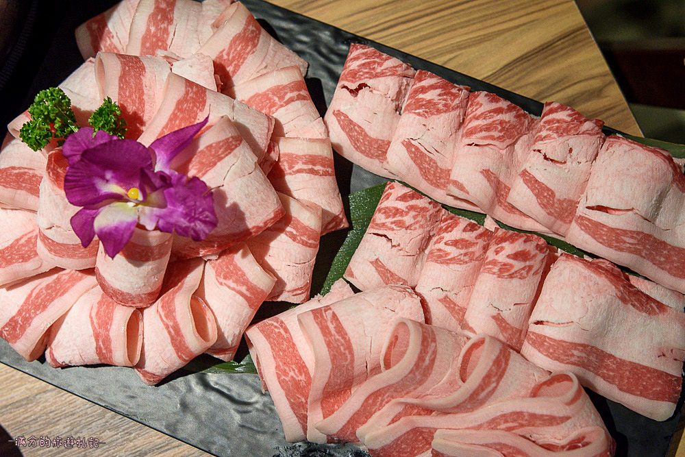 台北大安火鍋》鍋台銘x黑毛和牛頂級鍋物 臉盆大的海鮮拼盤 平價高等級肉品 兼具美味及服務的鍋物品牌 - 滿分的旅遊札記