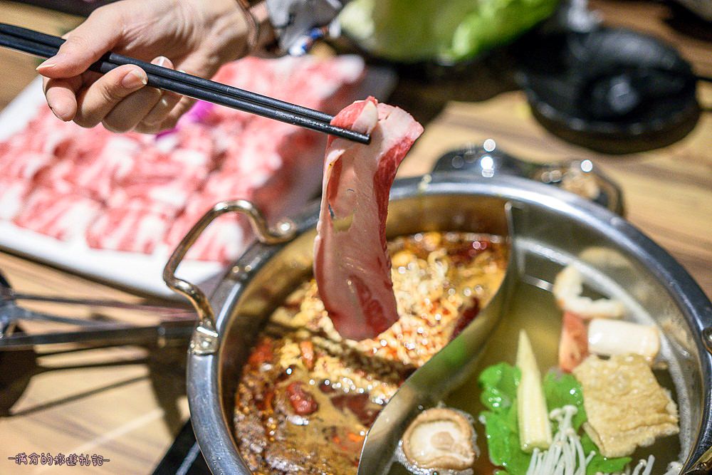 台北大安火鍋》鍋台銘x黑毛和牛頂級鍋物 臉盆大的海鮮拼盤 平價高等級肉品 兼具美味及服務的鍋物品牌 - 滿分的旅遊札記