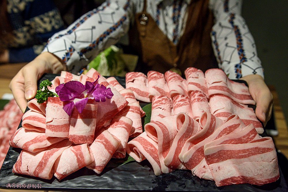 台北大安火鍋》鍋台銘x黑毛和牛頂級鍋物 臉盆大的海鮮拼盤 平價高等級肉品 兼具美味及服務的鍋物品牌 - 滿分的旅遊札記