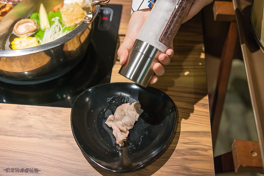 台北大安火鍋》鍋台銘x黑毛和牛頂級鍋物 臉盆大的海鮮拼盤 平價高等級肉品 兼具美味及服務的鍋物品牌 - 滿分的旅遊札記