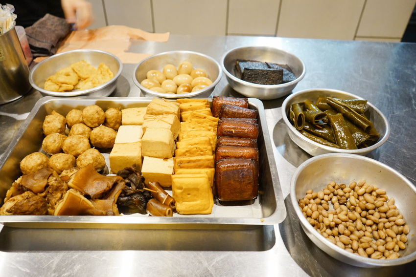 台南｜就是餓-私房牛肉麵(復國店) 牛肚、牛筋、紅燒牛肉麵推薦！ - 奇奇一起玩樂趣