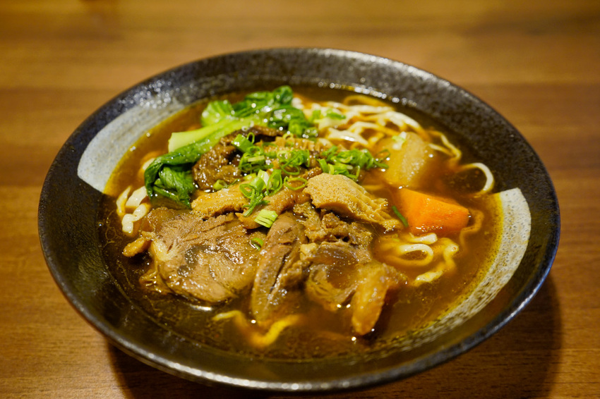 台南｜就是餓-私房牛肉麵(復國店) 牛肚、牛筋、紅燒牛肉麵推薦！ - 奇奇一起玩樂趣