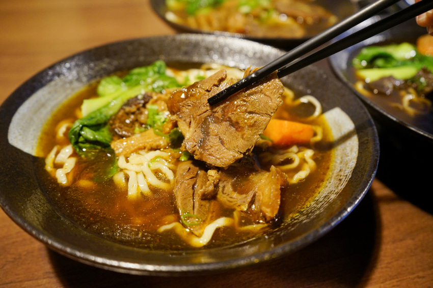 台南｜就是餓-私房牛肉麵(復國店) 牛肚、牛筋、紅燒牛肉麵推薦！ - 奇奇一起玩樂趣