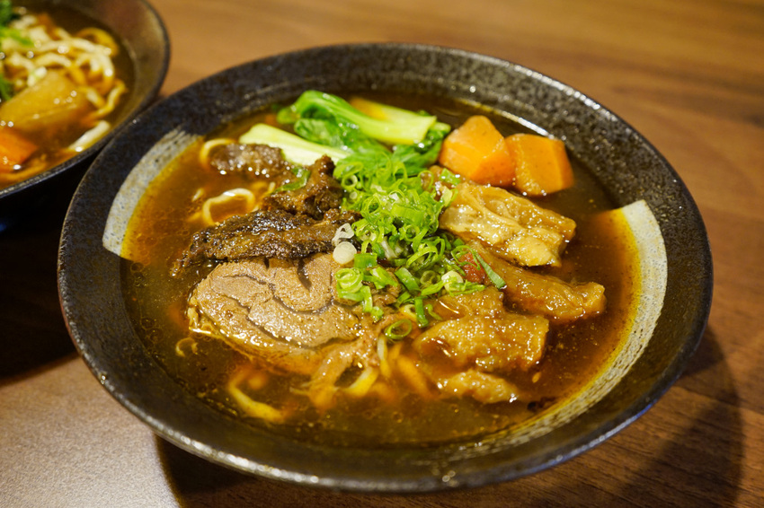 台南｜就是餓-私房牛肉麵(復國店) 牛肚、牛筋、紅燒牛肉麵推薦！ - 奇奇一起玩樂趣