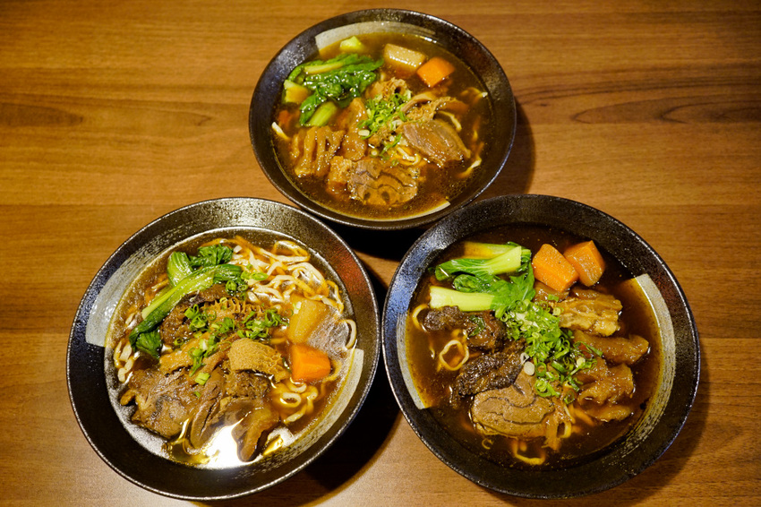 台南｜就是餓-私房牛肉麵(復國店) 牛肚、牛筋、紅燒牛肉麵推薦！ - 奇奇一起玩樂趣