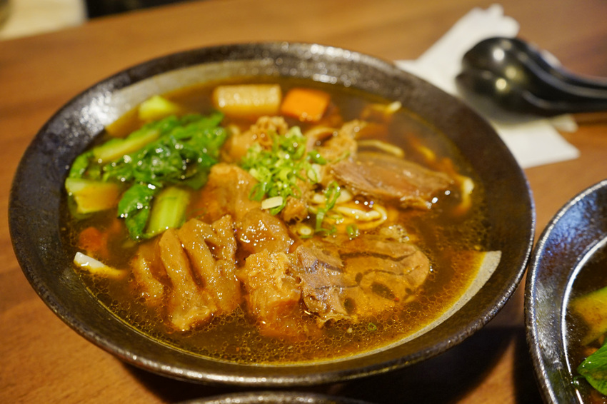 台南｜就是餓-私房牛肉麵(復國店) 牛肚、牛筋、紅燒牛肉麵推薦！ - 奇奇一起玩樂趣