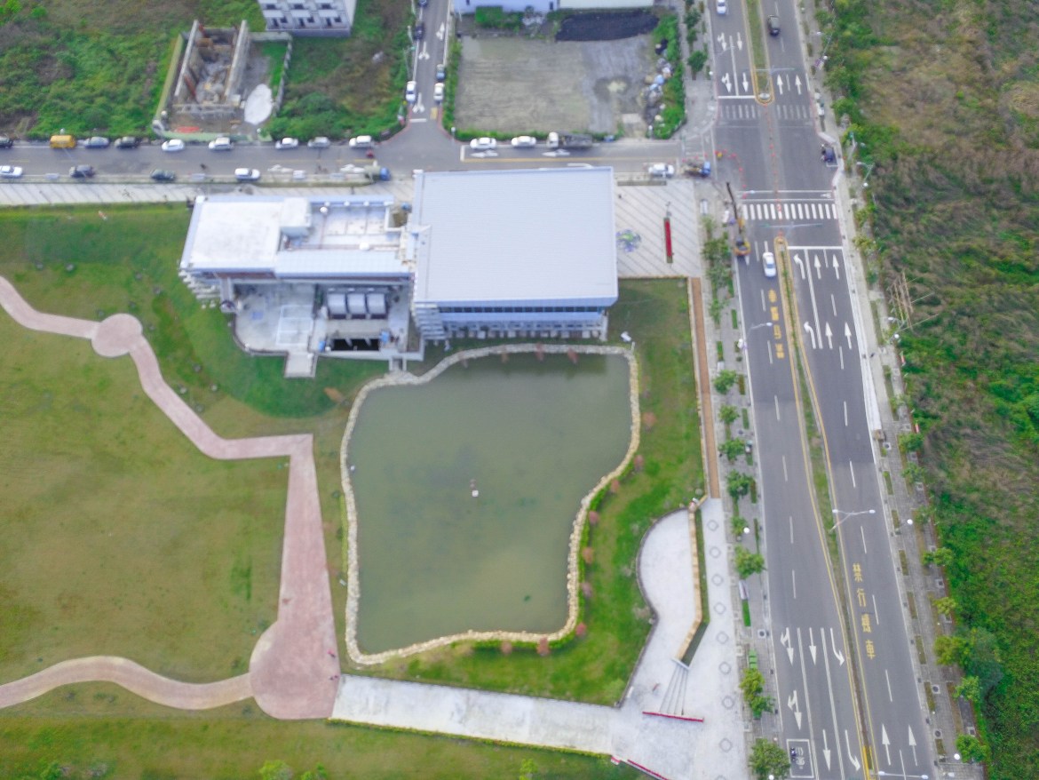 (空拍)彰化新地標_媲美秋紅谷的員林新公園:圓林園(草地星光音樂會1/13節目表)趣味問答.旺福樂團.小老鷹樂團表演~限量打卡送波波球.景觀公園免費野餐地點