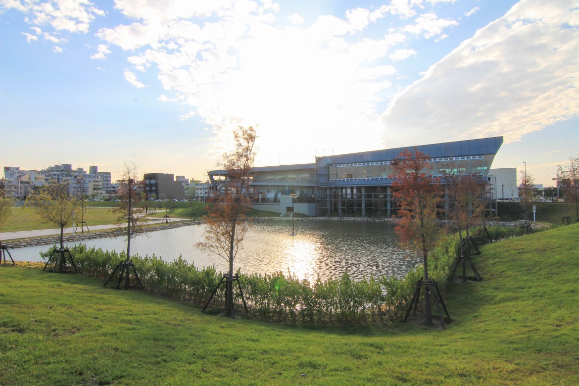 (空拍)彰化新地標_媲美秋紅谷的員林新公園:圓林園(草地星光音樂會1/13節目表)趣味問答.旺福樂團.小老鷹樂團表演~限量打卡送波波球.景觀公園免費野餐地點