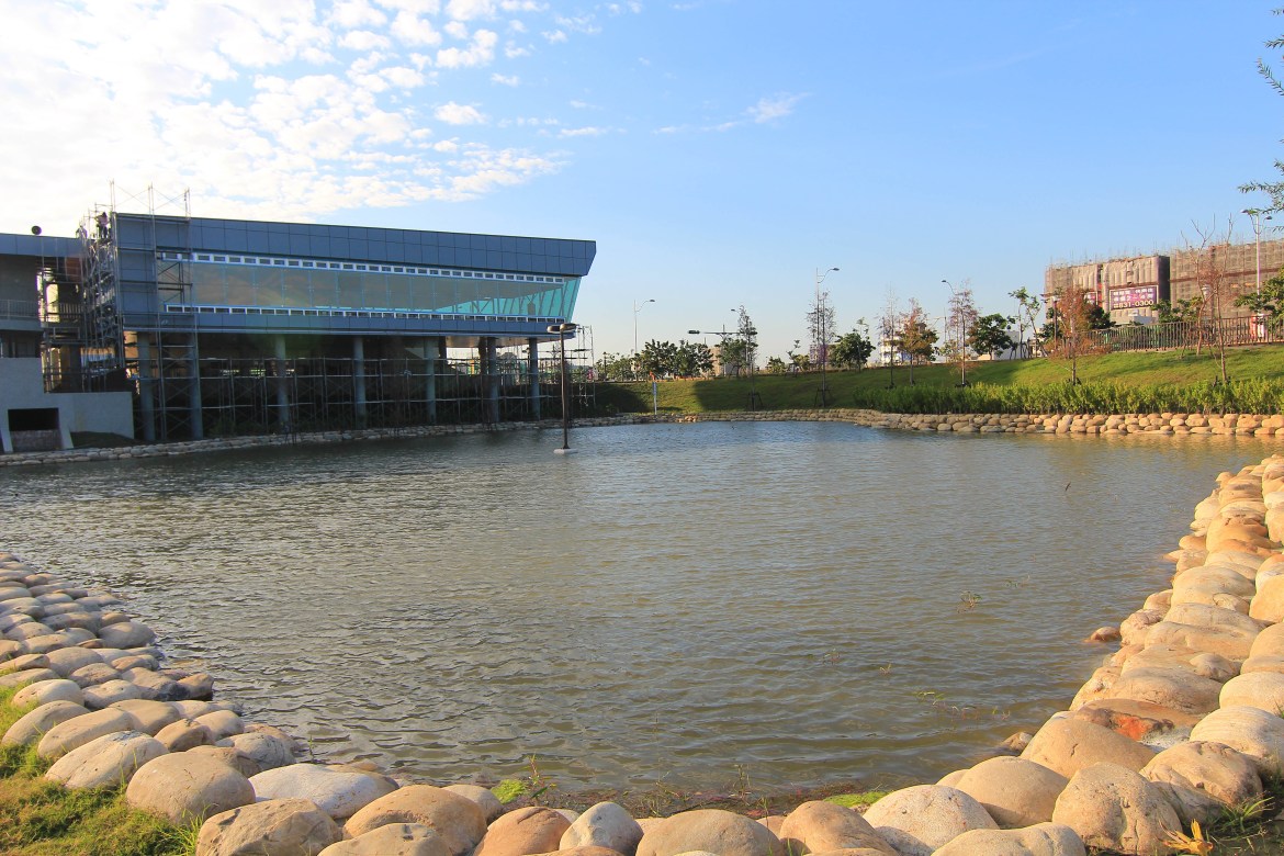 (空拍)彰化新地標_媲美秋紅谷的員林新公園:圓林園(草地星光音樂會1/13節目表)趣味問答.旺福樂團.小老鷹樂團表演~限量打卡送波波球.景觀公園免費野餐地點