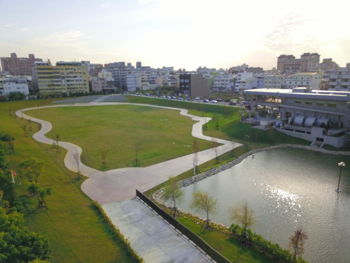 (空拍)彰化新地標_媲美秋紅谷的員林新公園:圓林園(草地星光音樂會1/13節目表)趣味問答.旺福樂團.小老鷹樂團表演~限量打卡送波波球.景觀公園免費野餐地點