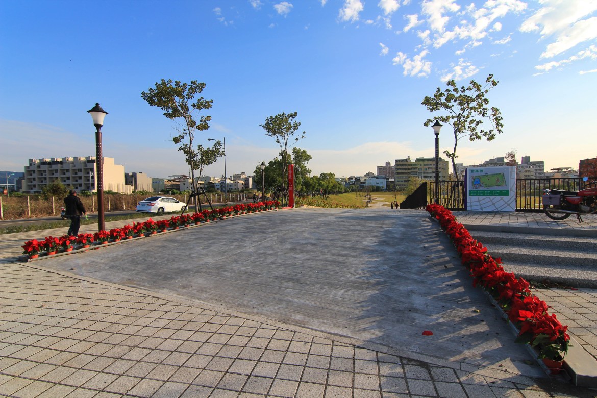 (空拍)彰化新地標_媲美秋紅谷的員林新公園:圓林園(草地星光音樂會1/13節目表)趣味問答.旺福樂團.小老鷹樂團表演~限量打卡送波波球.景觀公園免費野餐地點