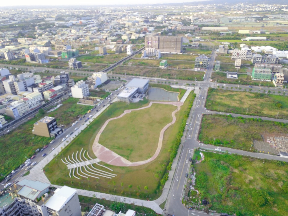 (空拍)彰化新地標_媲美秋紅谷的員林新公園:圓林園(草地星光音樂會1/13節目表)趣味問答.旺福樂團.小老鷹樂團表演~限量打卡送波波球.景觀公園免費野餐地點