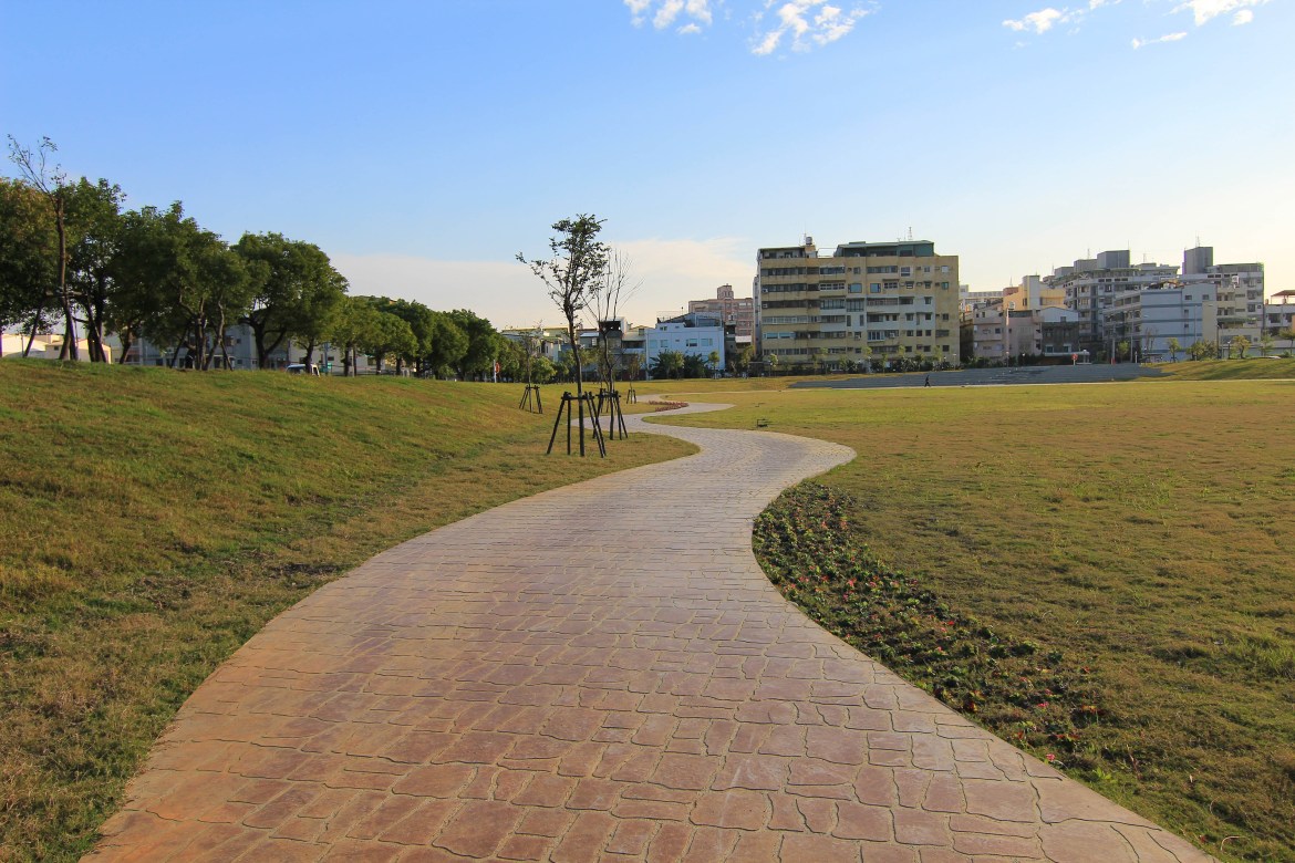 (空拍)彰化新地標_媲美秋紅谷的員林新公園:圓林園(草地星光音樂會1/13節目表)趣味問答.旺福樂團.小老鷹樂團表演~限量打卡送波波球.景觀公園免費野餐地點