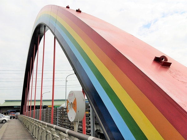 洋仔厝溪彩虹橋：【彰化市景點】洋仔厝溪彩虹橋~三道永遠都不會消失的彩虹lG美拍